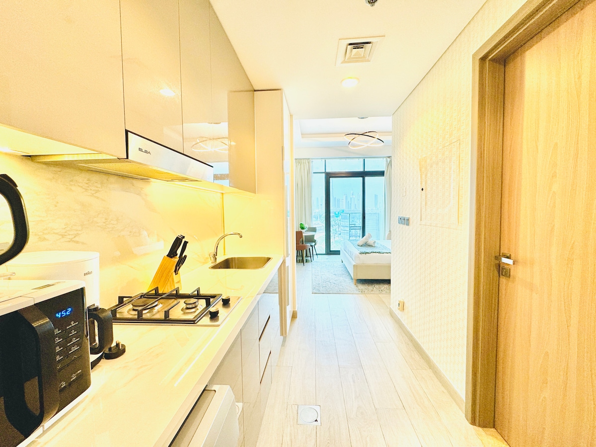 Studio w/ Burj & Skyline View | Al Jaddaf
